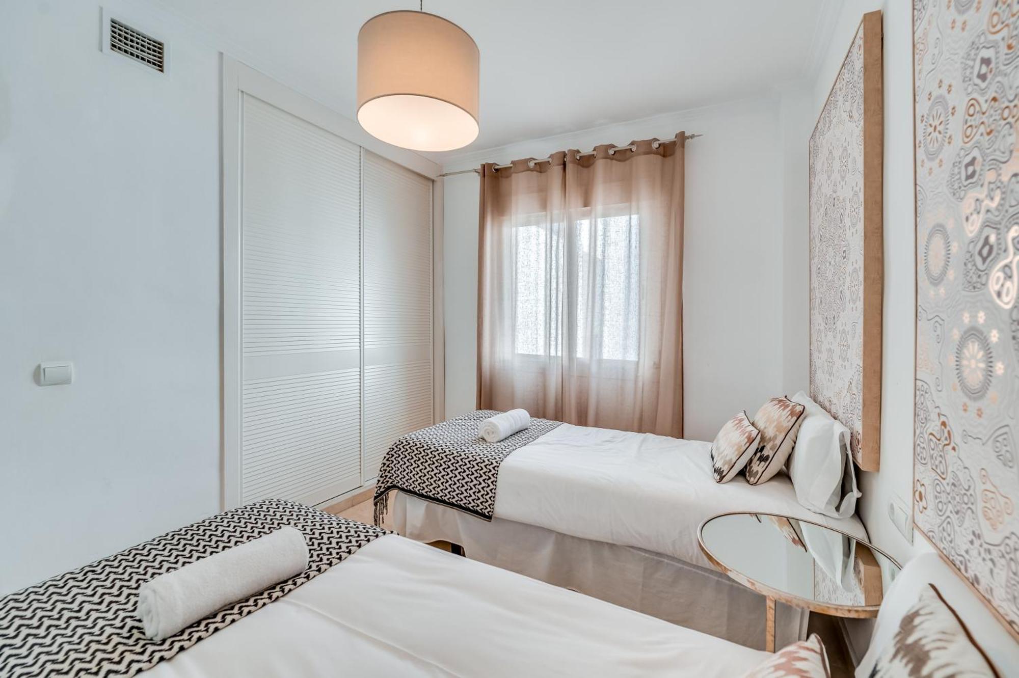 Appartamento Vacation I Terrazas De Banus, Romantic, Jacuzzi, Pet-friendly, Cosy Duplex Penthouse, 2min Walk To Marina